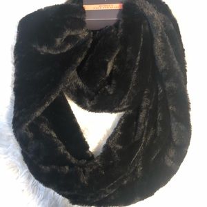 NWTGorgous infinity West loop faux black fur scarf
